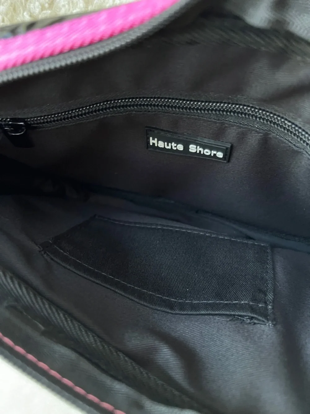 Haute Shore Drew Neoprene Crossbody Black Puffer Bag Pink piping camo strap NEW - Picture 6 of 10